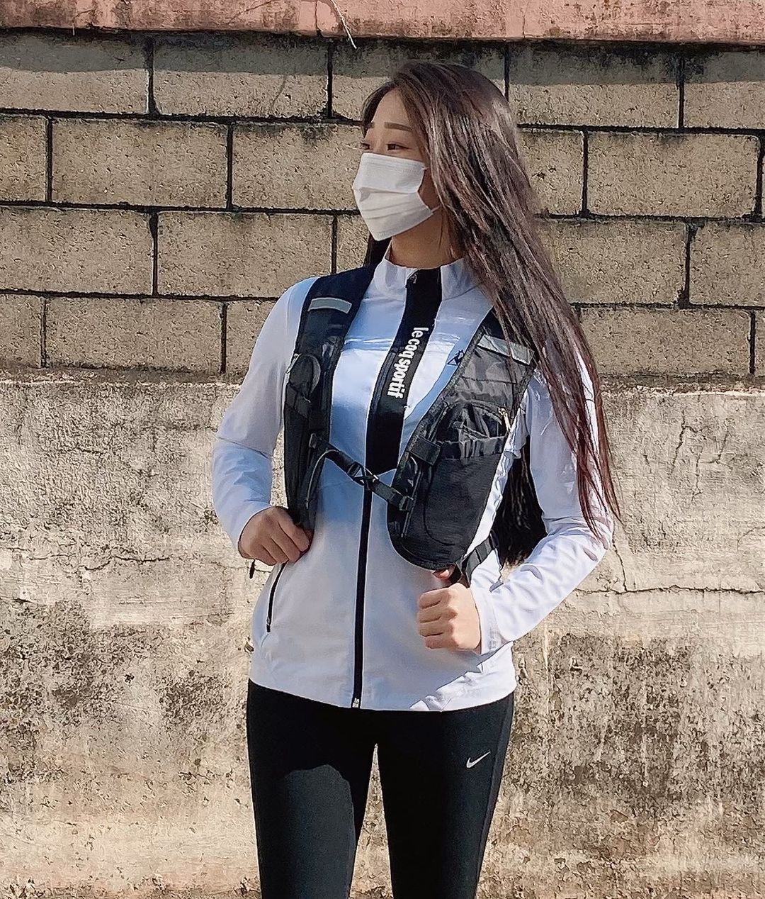 현영 𝐻𝓎𝓊𝓃 𝓎𝑜𝓊𝓃𝑔 (@blossom.__.h) posted on Instagram: “#협찬 등산이나 낚시가방으로 딱이야! 가볍고 통기성이 뛰어난 기능성 소재 앞주머니부터 히든 지퍼 포켓까지 소지