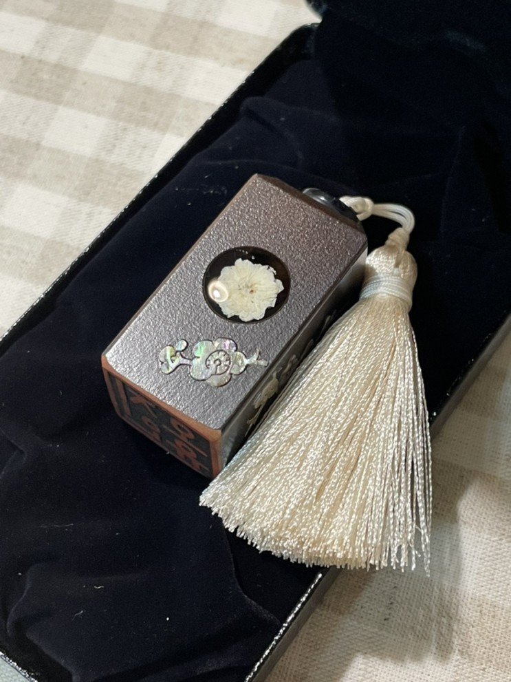 고급스러운 아기 탯줄도장 새김통에서 만들었어요.