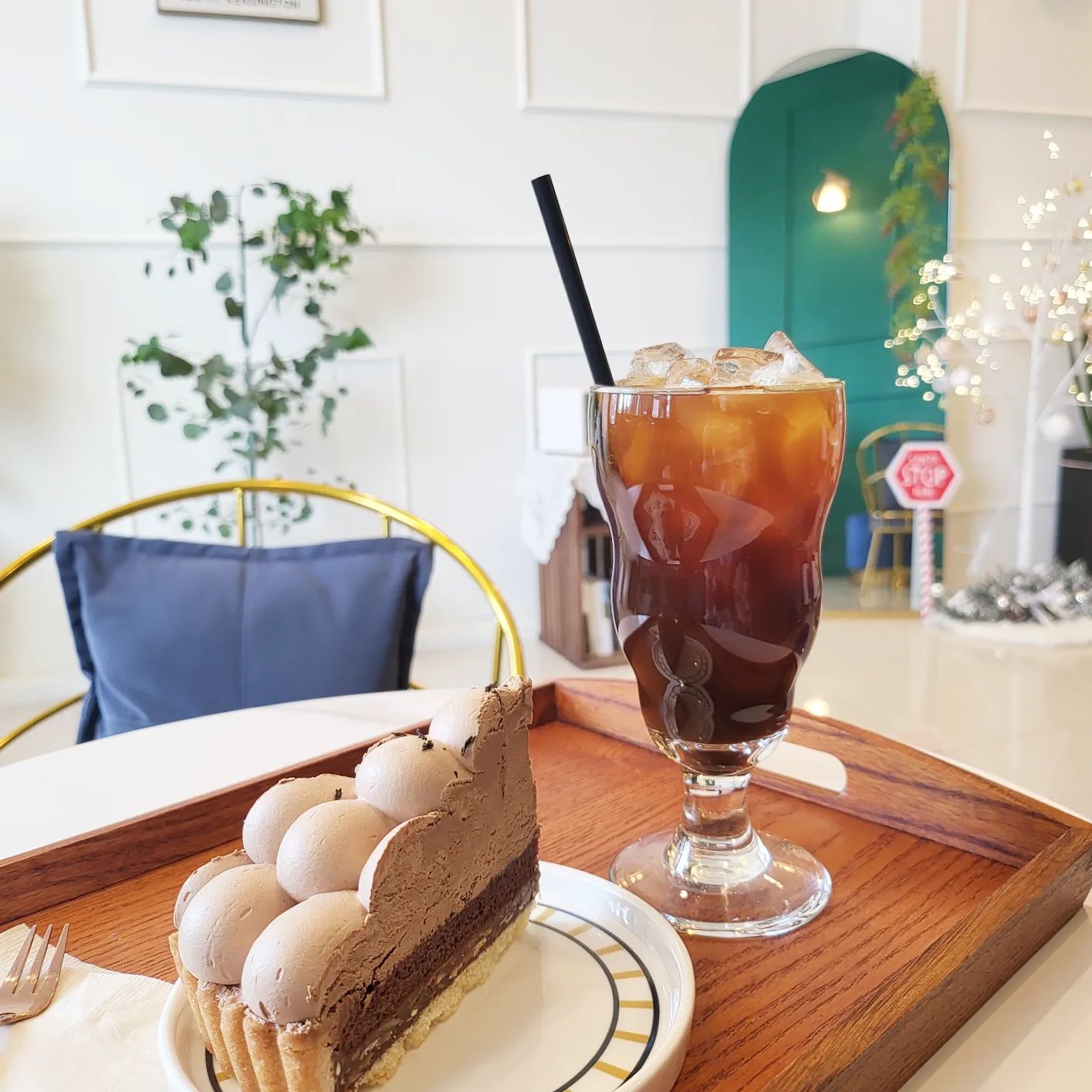운정에 많이 안 살았지만 7개월만에 가까운곳에 편안하고 예쁜 카페 발견 ☕🌿

어제 점심에 잠깐 동네 카페가서 아점으로 아아랑 얼그레이쇼콜라타르트 🤎
얼그레이쇼콜라 왜 이렇게 맛있는거에요ㅠ 
다이어트 한다고 했지만 입에 계속 들어가고 있음!
다이어트 어떻게 했더라..🙂