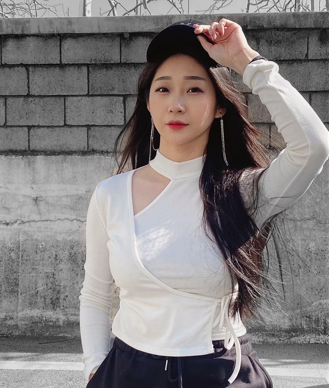현영 𝐻𝓎𝓊𝓃 𝓎𝑜𝓊𝓃𝑔 on Instagram: “#협찬 모자🧢 득템 ( ்́ꇴ ்̀)♡ 일요일도 즐겁게 보내요!😁 #볼캡 #모자 #모자추천 #울모자 #고급원단 #XV로고 #제니스베네토 #XENIS