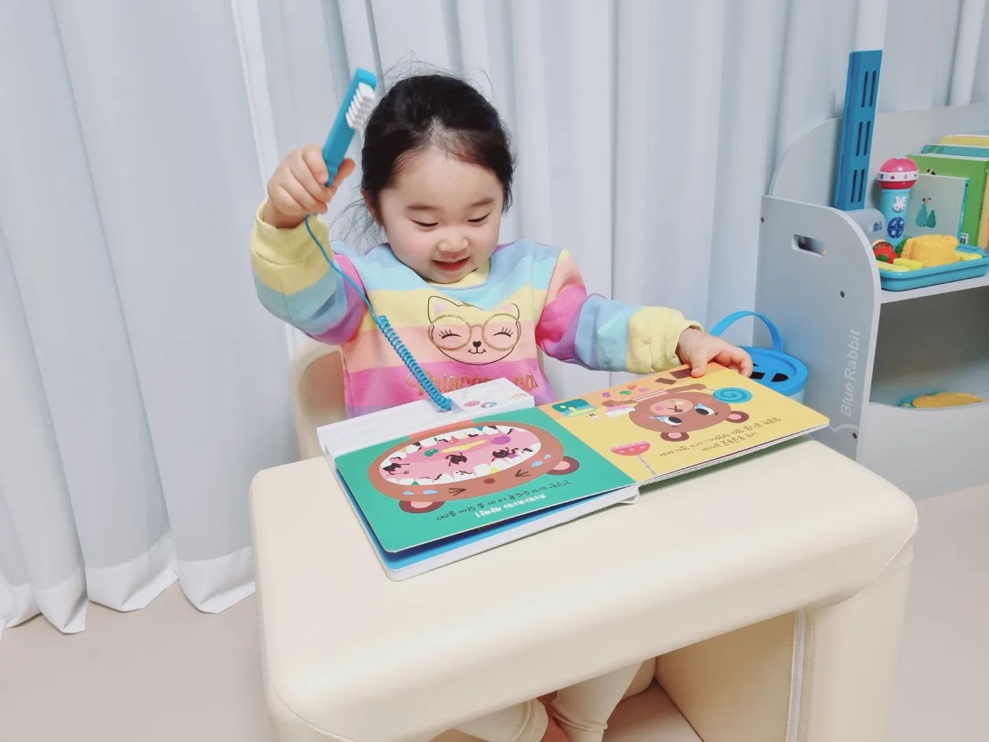 #협찬 이지만 찐후기
💛블루래빗 토이북 뉴 프리미엄 에디션💛
.
<치카치카>와 <똥이퐁당>으로
즐겁게 이닦이습관, 배변습관 기르는 중!
함께 노래하고 놀이하다보면 
자연스래 기초생활습관을 익힐 수 있으니
이래서 블루래빗을 국민전집이라 하는고나👍
.
블루래빗 덕분에 오늘도 라파네는 맑음☀️
.
#블루래빗 #토이북 #아기전집 #국민전집 #전집추천 #치카치카 #똥이퐁당