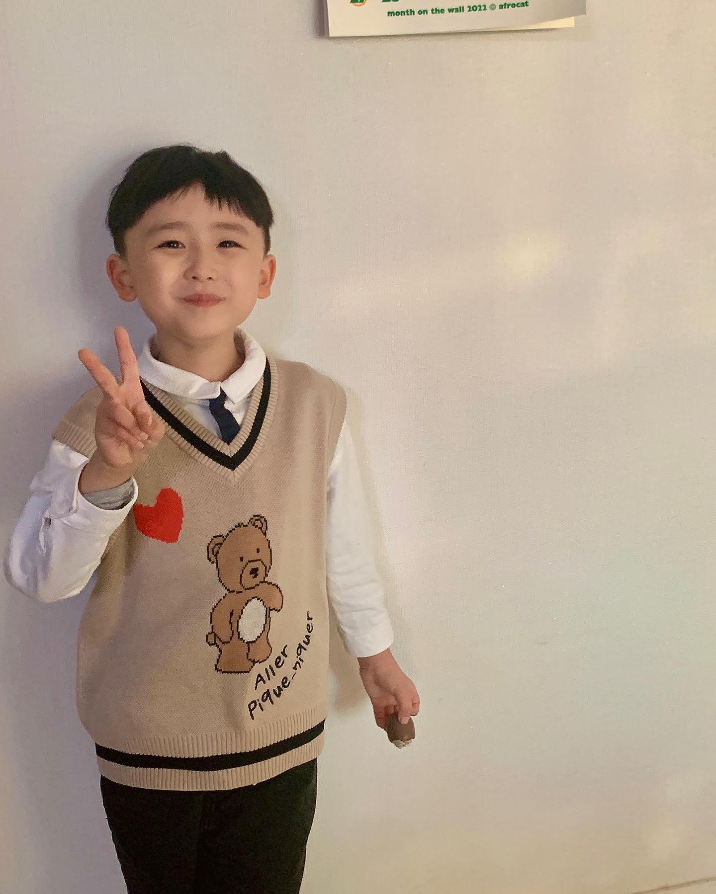 ✌️
수료식. 7살 횽아반 가즈아~~
반편성 됐는데 아는애가 한명두 없넹?😮‍💨

1. 엄마가 시킨 억지웃음 
2. 야자 땡땡이친 불량횽아 너낌
3. 어딘가 불편해보이는 윙크

그래도 요즘 말두 잘듣구 착해착해
나두 내년이면 초딩맘이라니🤧 눙물이..