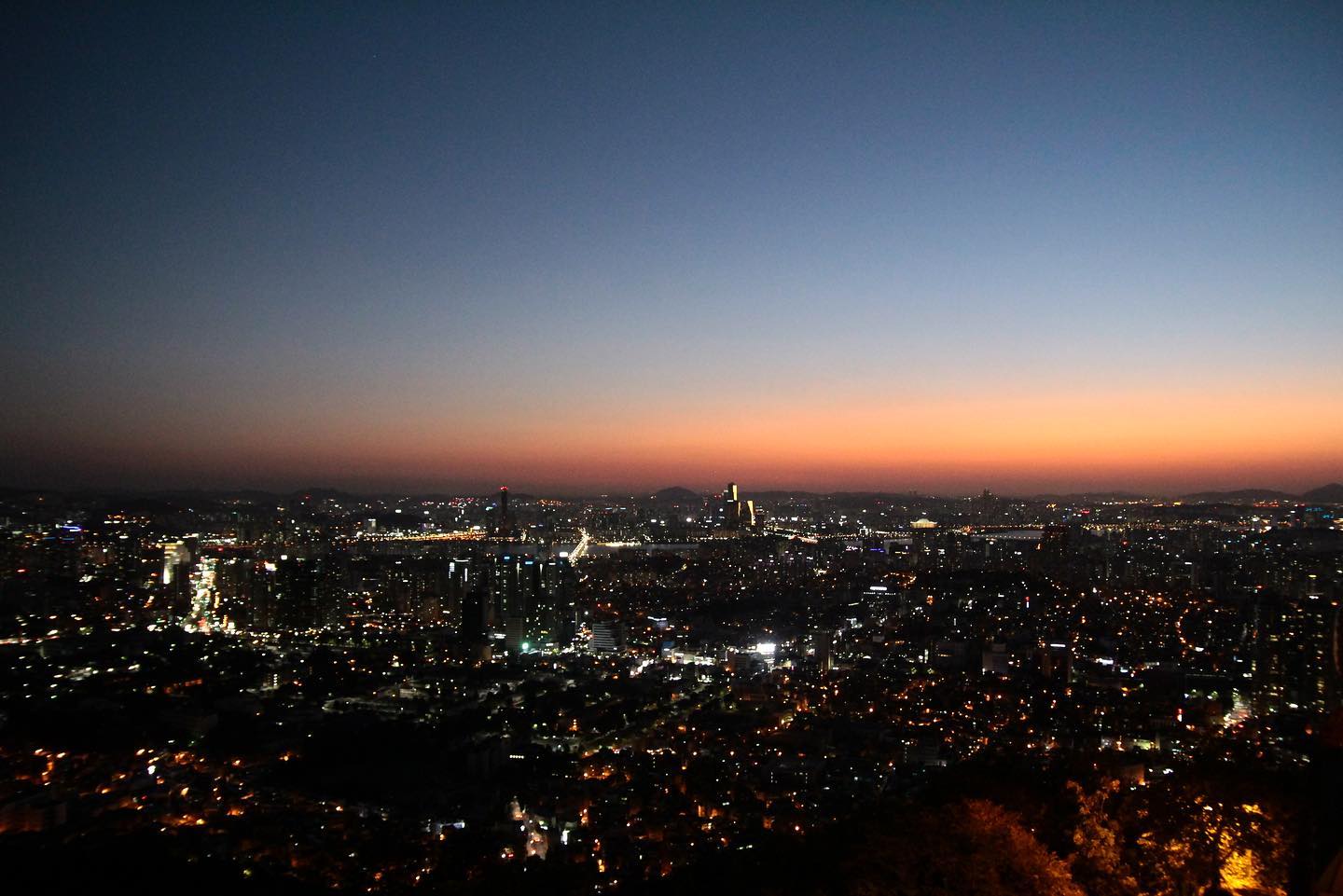.
지금 이 순간 제일 올리고 싶은 사진을 골라보았어요 🌃 

야경보러가는 걸 너무 좋아하는데 요즘엔 그럴 세도 없네요! 
사진으로나마 힐링하자고요 ✨

아참, 
댓글과 디엠으로 피드 기다린다는 인님들 너무 감사드립니당🥰💖
최대한 자주 피드 올려보께요~ 따순 밤 보내세요🙏🏻
.
.
#야경#야경맛집🌃#서울야경