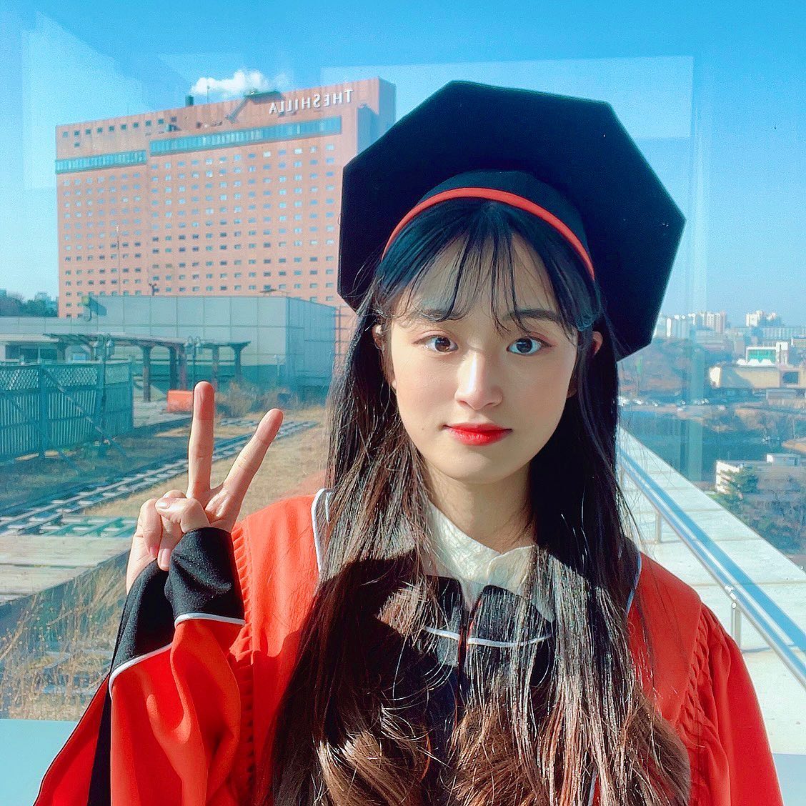마지막으루..
사회과학관 옥상 잠겨있어 그 앞에서!
열심히 해서 딴 교원자격증!
받아서 다행이야 😌
쌍수한거 아님.. 늙어서 생긴듯