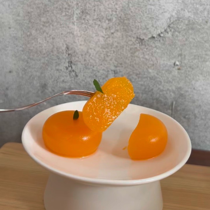 [제주🍊] #귤꽃다락

📍제주 서귀포시 이어도로1027번길 34
⏰ 수요일 휴무
🏷 청귤무스케이크 6.8
🏷 제주녹차샷슈크림라떼 7.5
🏷 귤에이드 7.0
🏷 귤양갱 4.0

포토존이 가득한 귤꽃다락에 다녀왔지요❤️
귤로 만든 양갱 너무 귀엽지 않아요? ㅎㅎ
맛은 쌕쌕 오렌지 맛이 났어요 ㅋㅋ
그냥 한번 먹을 정도는 되는데
뭔가 또 생각나는 디저트는 아니에요 !!
근데 귀엽기는 엄청 귀엽죠? ㅋㅋ
귤꽃다락은 포토존이 대박인데요 💛
카페 이용하신 후에 밖으로 나가면
귤배경으로 예쁜 인생샷 건지실 수 있어용 
🍊🍊😝🍊🍊
저도 프사 건졌답니당 ㅋㅋ