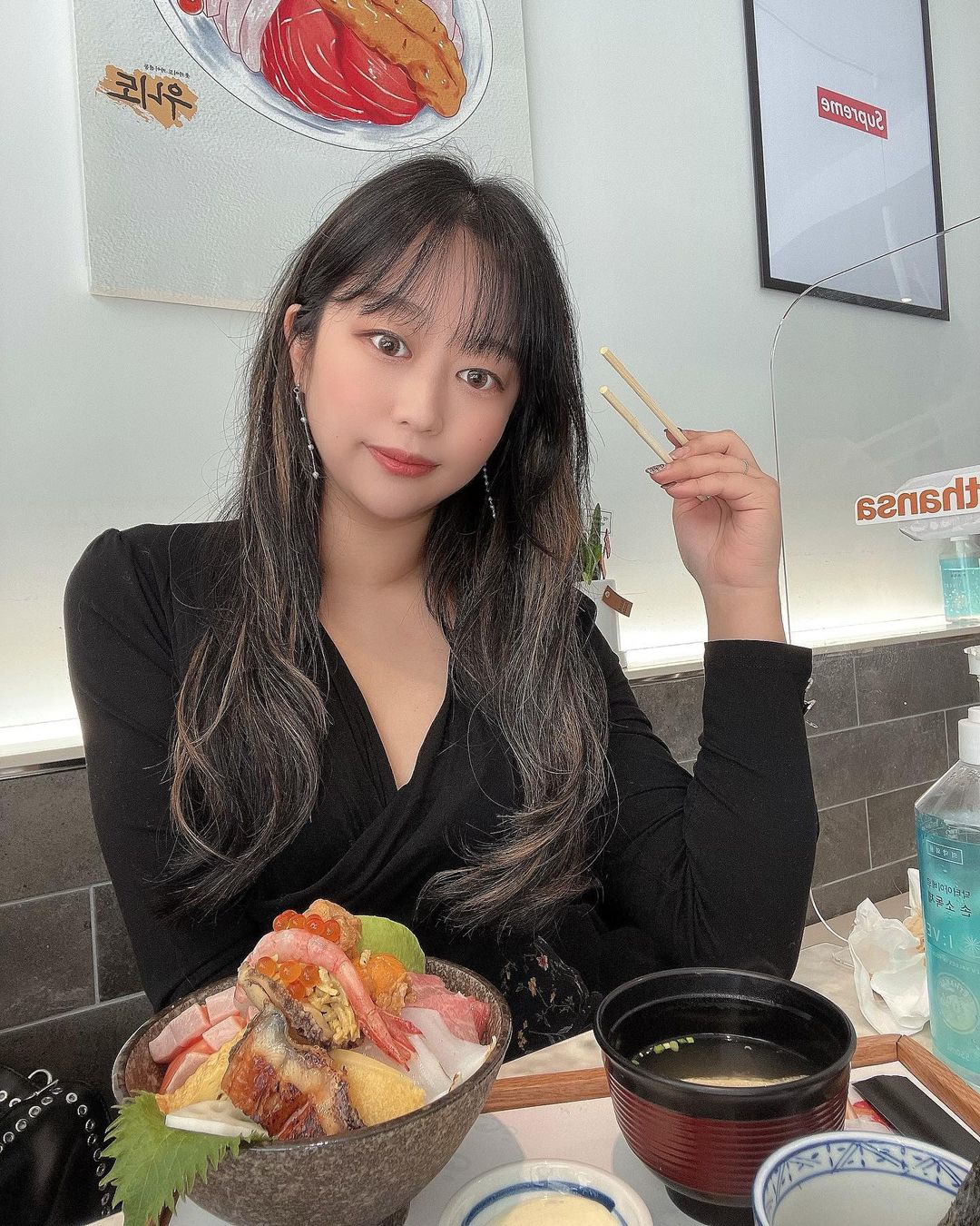 혜니 on Instagram: “#광고 가로수길 나들이 갔다가 우니도에서 정말 맛있는 카이센동, 도로도로동 먹고 왔어요! 비주얼좀 보세요!! 고등어, 단새우, 연어알, 우니, 아보카도, 연어, 장어, 계란,