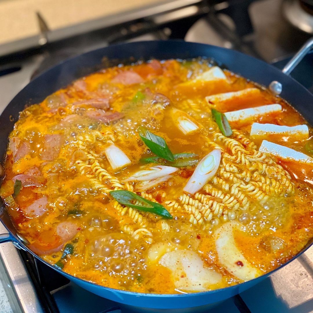 sunhee ෆ on Instagram: “#협찬 진한 사골유수와 숙성 양념으로 만들어져 간편하고 맛있게 먹을수 있는 #통큰부대찌개 한팩에 모든 재료가 다 들어가 있어서 순서에 따라 조리할 필요도 없이 간