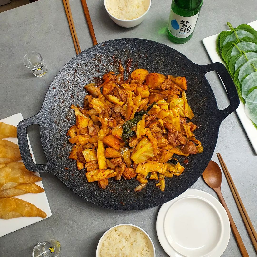 ᴊɪɴɴʏ ʜᴏᴍᴇ 👨‍👩‍👧🐶🏕️ on Instagram: “🥄오늘의 메뉴, 닭갈비in그리들⁣ ⁣ ⁣ 캠핑용품 팬트리 구석에서 발견한 그리들!⁣ 앞으로 자주 써야겠어요 🤭⁣ ⁣ 그리들=닭갈비