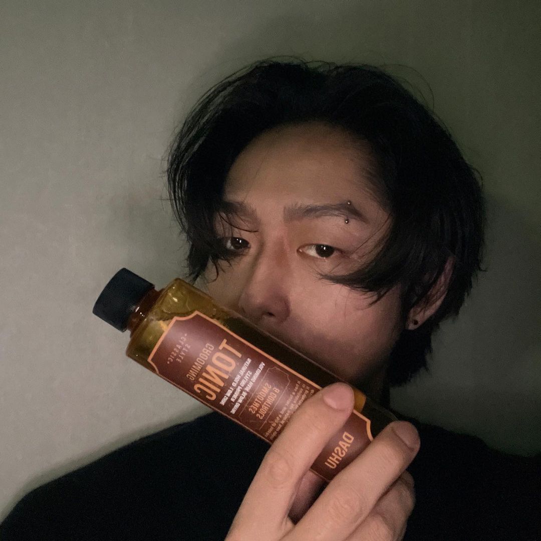 김강인 on Instagram: “#협찬 #광고 기존에 타 브랜드 토닉 사용했는데 우연히 다슈에서 론칭 한 토닉을 협찬받게 됐다 항상 웨트 한 헤어스탈을 추구하는 나에겐 초기단계 필수
