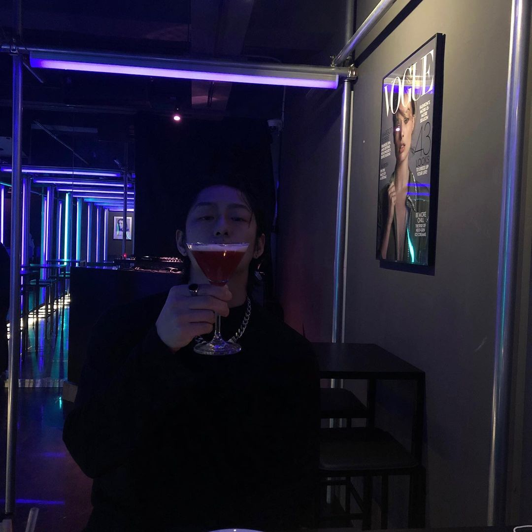 김강인 on Instagram: “#협찬 ⠀ 그대의 눈동자에..🍸 ⠀ 모든게 힙한 이태원 런웨이 라운지 ⠀ 더 멋있게 찍고 싶었지만 라자냐+감튀+칵테일 앞에 두고 참을 수 없었따 ⠀ 마지막