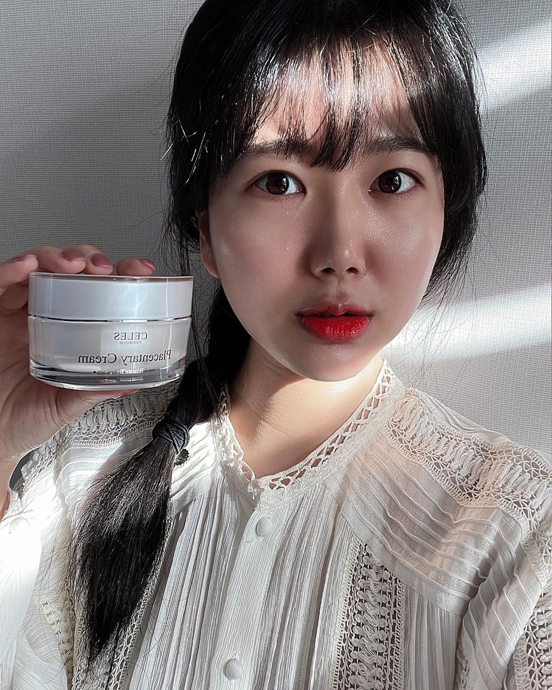 김지성 on Instagram: “#협찬 #제품제공 영양 가득 보습크림💙 찬바람 쌩쌩부는 꽃샘추위 이겨낼 태반크림 번들거리거나 끈적임 없이 자연스러운 광을 선사해주면서 정말이지 촉촉 그 자체