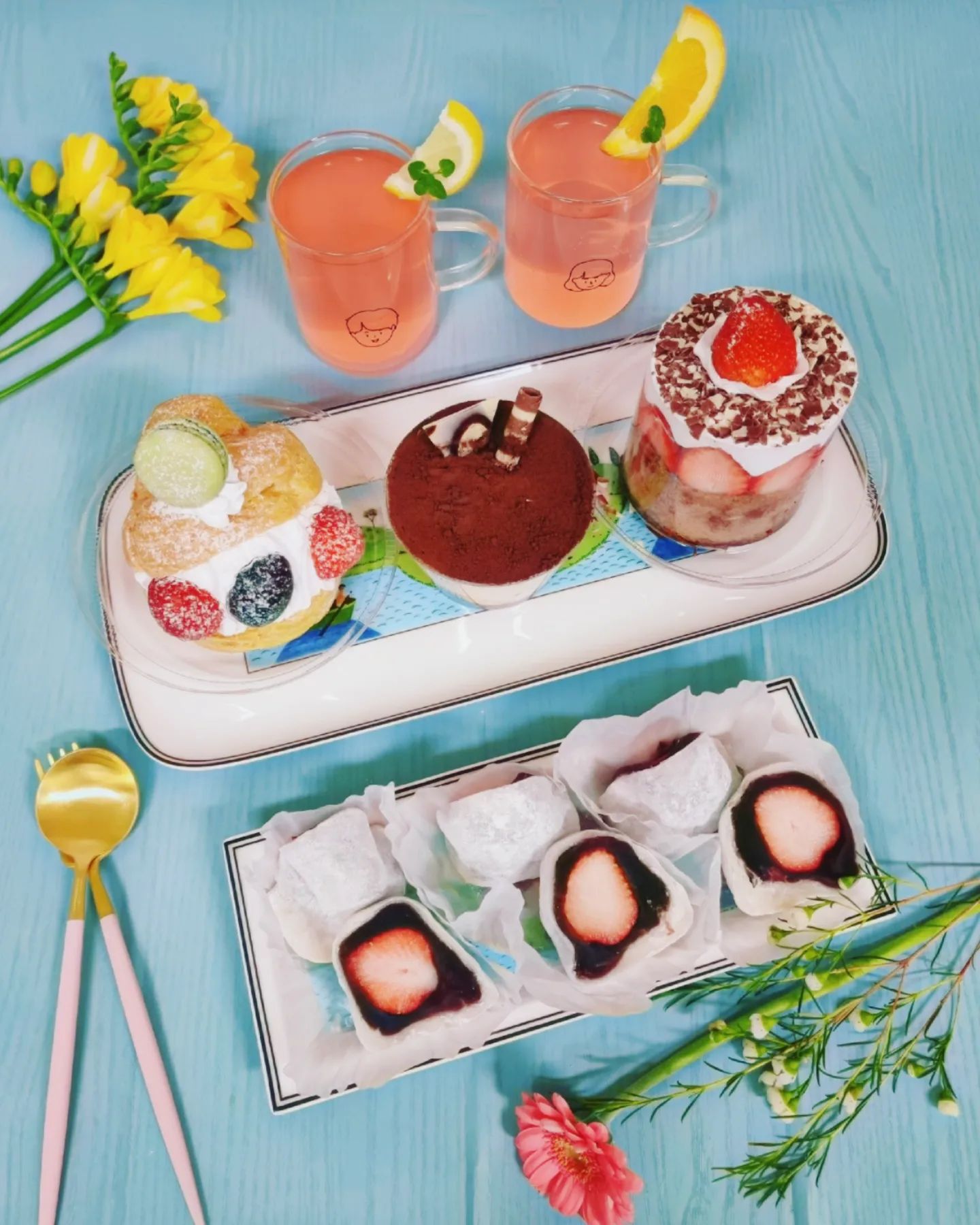 🌱🙋‍♀️🍮🍓🍠🍰🧃😙맛 시작해요🚴‍♀️⚘

💁‍♀️🍓생딸기모찌 
🧡슈글라이스 
🍮티라미수 
🍰딸기케이크 
🍠고구마빵
🍹에이드.. 욤뇸뇸😙😚😽
#yummy 😋🌸

🎀디저트부자됐어요😆 남편님이 사왔네요😅 담부턴 💸캐쉬로 주시요🤭

사진보다 더 많은 디저트 👫남매가 냠냠하고.. 
💁‍♀️제 몫의 디저트로 사진 찍었어요😘
요렇게 먹다간😙 돼지 되겠어요🤣
운동하기 싫은데..🤣

👨‍💼덕분에 잘 먹었어욤😚 Thanks 남편님💌

🙌모두들 맛있는 음식과 함께 즐거운 꿀시간보내세요
🙆‍♀️💚⚘

first.day_cook 🙌

#오늘뭐먹지 #디저트
#맛있다그램 #맛스타그램 
#홈카페 #홈카페놀이
#먹스타그램 #먹부림
#먹팔로우 #먹팔해요
#instafood 
#instagood
