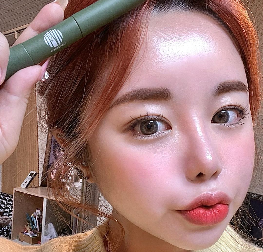 예지 on Instagram: “몇달전부터 속눈썹영양제 꾸준히 사용하는중임미다💚 이번 영양제는 #래쉬포레스트 (사진 마스카라O / 동영상 마스카라X) #협찬 #속눈썹영양제 #슬아 #속눈썹연장의비밀 #