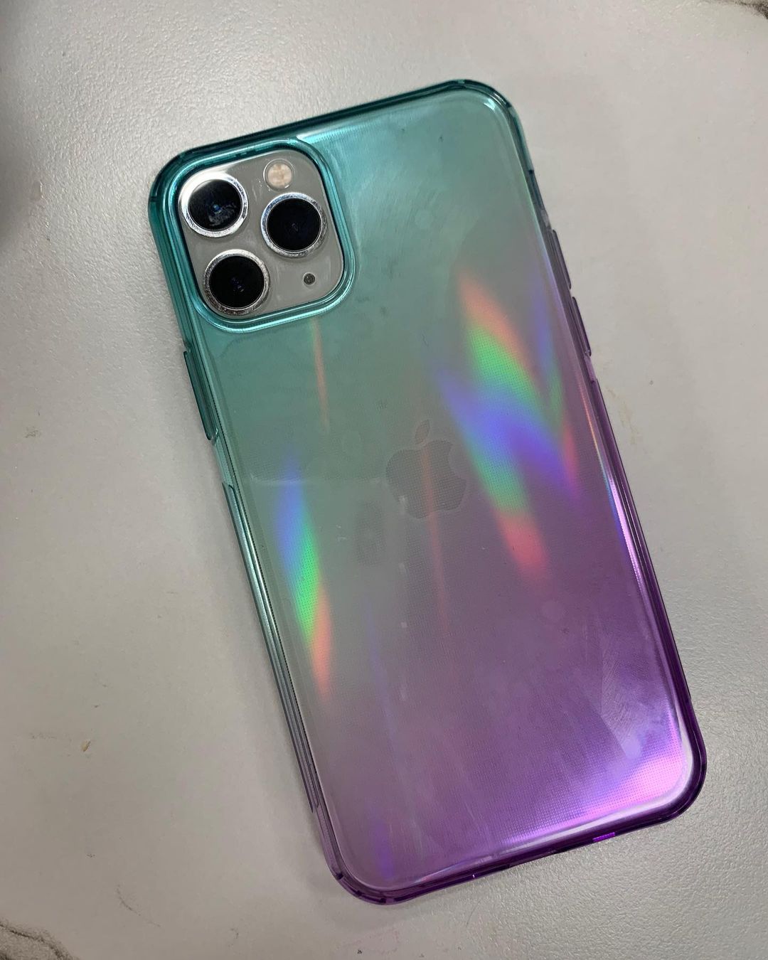 Yumi No on Instagram: “나의 영롱보스 #어반스티치 케이스 💜 색다른 케이스를 좋아하는 나에겐 딱인 이 제품!!ㅎㅎ 어디에서도 보지 못한 디쟈인에 홀딱반하긔❤️❤️😀 뒷면까지 홀로그램