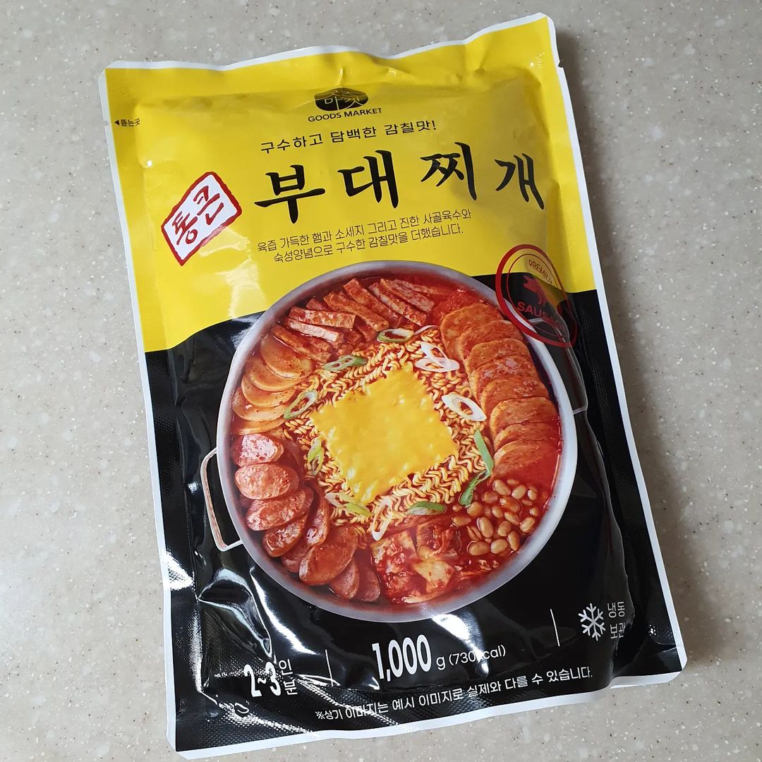 쪼으뇽 💕 on Instagram: “건더기가 넉넉한 부대찌개를 찾다 알게 된 굿즈마켓 통큰 부대찌개! 특히 캠핑족과 혼밥족들에게 추천하고 싶은데요. 햄과 소시지가 부대찌개 전문점에서 사먹는