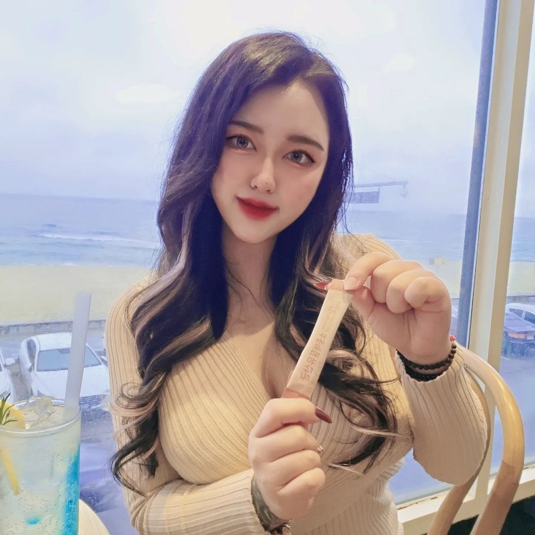 ♡ ＮＡＹＥＲＩ ♡ on Instagram: “#협찬 [헬썸] 소중해질 유산균 예쁜 언니들 다들 건강은 잘 챙기고 계신가요? 간에는 밀크씨슬 피부에는 콜라겐 질에도 영양제가 있다는거 다들 아시나요 ?!