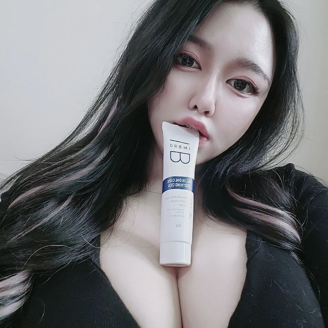 ♡ ＮＡＹＥＲＩ ♡ on Instagram: “#광고지만추천드려요 올인원 케어 수딩 시카 크림! 트러블케어에 좋아요! 피부 컨디션을 지켜주는 크림:) 병풀 추출물75% 함유 + 피부 리페어 성분인 EGF 성분