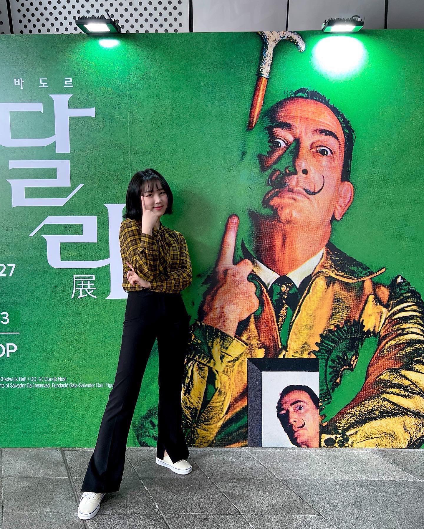 salvador dali
van gogh 같이
picasso in my body🎶🎨

달리 찐막차

시간 내기가 힘들어 한 번 밖에 못 보러 간 게 너무 아쉬울 정도로 좋았던 전시.

달리를 떠올리면 ‘이게 대체 뭘까’ 그림의 내용 자체에 의문을 가지게 되는 작품이 많았는데 이번 전시를 계기로 그에 대해, 작품에 대해 좀 더 이해할 수 있게 되어 기쁘다! 

이중형상을 사용했던 달리. 
마지막 사진의 작품
<사라지는 볼테르의 흉상>에서 
당신은 어떤 형상을 보나요?