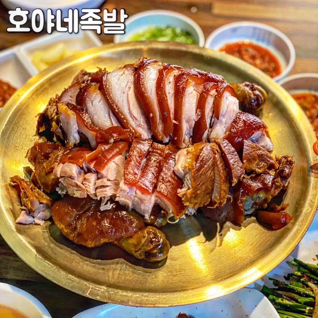 린다의 맛집 탐방 🚀 on Instagram: “#협찬 #호야네족발 #청량리맛집 🍖 서울 동대문구 전농로 189 족발(소), 막국수(소) 저의 최애 메뉴 💚족발💚 쫀득쫀득한 족발집으로 유명한 호야네족발