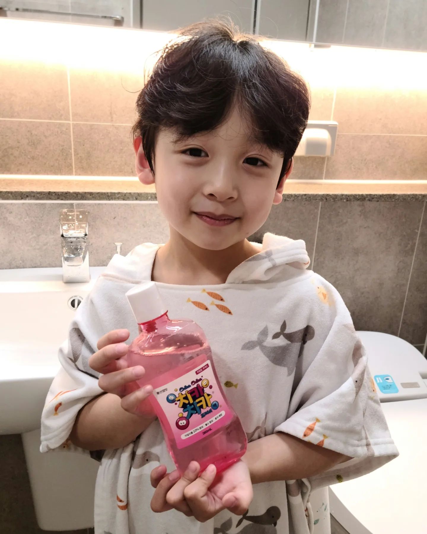 #제품제공 kidchild_official

#건치워니🦷
#오늘도잘자요😁

조금만 매워도 가글 거부하는 
우리집 8짤 어린이 >_<

치카치카프레쉬액은 
달콤하고 맛있는 
풍선껌 맛이라며 
거부감없이 아주 잘해요🍓 🪥
 
건강한 치아관리를 위해 
꾸준한 가글은 필수쥬❕️

어린이 가글로 치카치카프레쉬액 추천해요🤗

▫️자일리톨함유량 10%
▫️저불소처방
▫️알코올&색소 FREE

#키즈차일드 #키즈인플루언서 #키즈서포터즈 #어린이서포터즈 #치카치카 #어린이가글 #키즈가글 #불소함유  #저불소가글 #kidchild #치카치카프레쉬액 #치카치카액 #어린이치아 #어린이치아관리