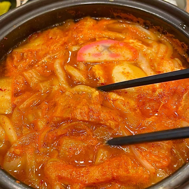 #오늘의점심
오늘 점심으로 가쯔미에서 김치우동정식을 먹었다😀
8500원으로 가성비갑! 맛도 갑!!
이 집만가면 저메뉴만 먹는듯! 같이일하는 회사직원이
추천해서 먹은뒤로 넘 맛있어서 하나만 파는중,,,ㅋㅋㅋㅋㅋ

정식으로 먹어서 든든한 우동한그릇과 공깃밥, 돈까스
이렇게 나오는데 다먹으면 배가 터질거같다,,,
여긴 돈까스 우동 맛집인데 우동에 들어가는
김치가 존맛탱,,ㅋㅋㅋ 왜케 맛난건지 몰게따,,,
아 글구! 우동안에 계란톡! 해서 같이먹어도 넘 맛나당,,
후 그렇게 오늘도 맛점했다!❤️
문정역 근처 다니시는분들 꼭 가보세용🙏🏻 
.
.
📎가쯔미
📎돈까스 맛집
📎 서울 송파구 문정동  215