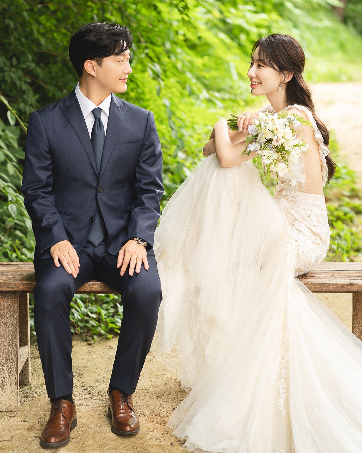 🤵🏻👰🏻‍♀️
Only 3 days left until my wedding🤍
⠀
결혼할 때 되니 왜이리 결혼한다는 말을 하기가 어려운건지..ㅎㅎ부담줄까 혼자 속앓이하다 말도 못꺼낸 분들이 많아요🥲
그래도 그 마음 어떻게 귀신같이 알고 먼저 연락주신 지인분들, 멀리서나마 진심으로 축하해주신 분들 모두 너무너무 감사합니다! (˃̣̣̣̣̣̣︿˂̣̣̣̣̣̣ )
⠀
이제 3일 남았는데 둘 다 코로나 걸려서 잘 먹고 쉬느라 몸이 불어 사진속 저 신랑신부는 찾아볼 수 없을거에요 😂
⠀
혹시 제가 미안해서 말씀 못드린 분들 중에..
함께 축복해주실 의사가 있으시다면 버선발로 마중 나갈게요💃💃
⠀
귀한 걸음 해주시기로 하신 분들은 정말 다시 한 번 무한한 감사드리며, 3일 뒤에 건강하게 봬요🥰
⠀
평생 감사함 잊지 않을게요. 저 잘 살겠습니다!🙇🏻‍♀️
⠀
⠀
⠀#20220417 #myweddingday