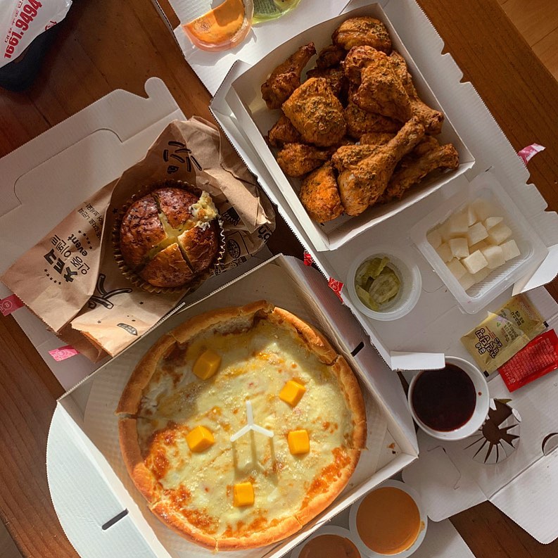 먹뜰이 on Instagram: “#굽네치킨 🪧이날의 메뉴 [Set(고추바사삭, 시카고 딥디쉬 피자, 바게트볼) $35,000원] 다들 아시는 #굽네 제 최애 치킨 #고추바사삭 입니다😛 나름 괜찮은 세트 구성인 것