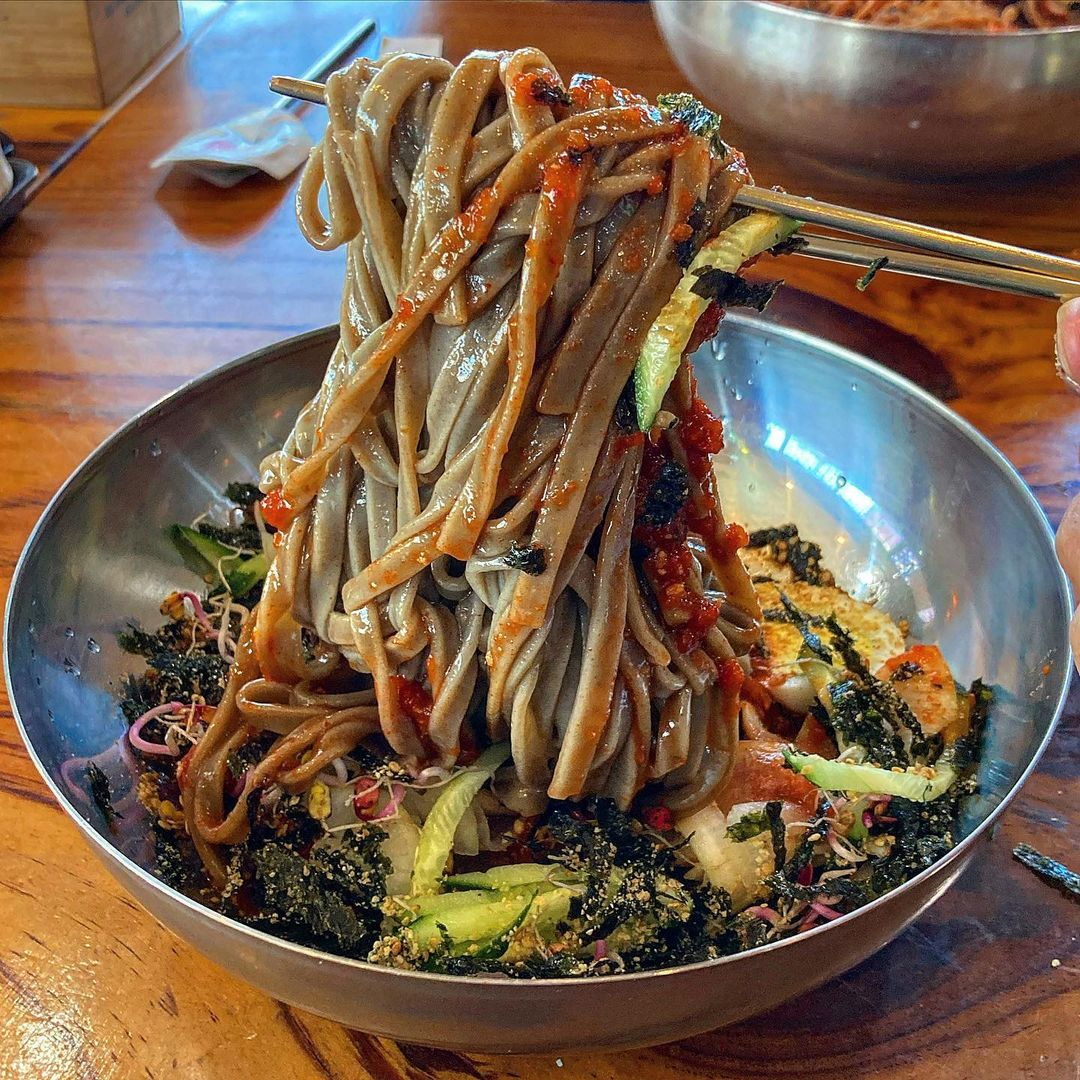 먹뜰이 on Instagram: “#동해막국수 🪧이날의 메뉴 [ 비빔메밀칼국수 $8,000원 ] 앙칼진 면발 보이시나요.. 맛집 발견😛 낮에 해장으로 맛깔난 #막국수 같지만 살짝 생소할 수 있는 #메밀칼국수