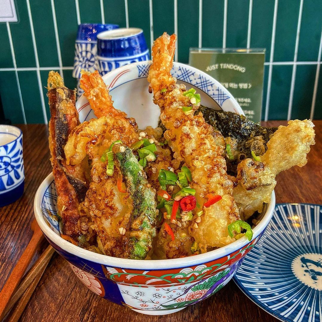 먹뜰이 on Instagram: “#저스트텐동 🪧이날의 메뉴 [ 저스트 한상 $13,900원 ] #포레스트컴퍼니 의 세번째 브랜드 #연남동 본점 저스트 #텐동 사진에서 느껴지죠? 아찔한 바삭함 💯 먹는 소리를 A