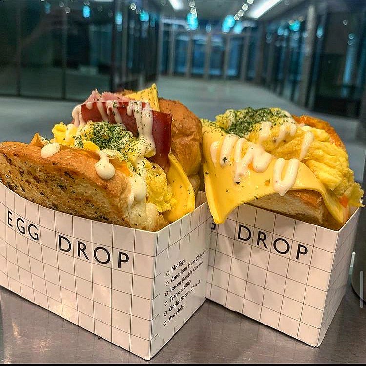 먹뜰이 on Instagram: “#에그드랍 🪧이날의 메뉴 [ 아메리칸 햄치즈,베이컨 더블 치즈 $4,600원 ] 더 건강한 한끼로 일상의 수준을 높이는 코리안 #에그토스트, #eggdrop 🥪 #토스트 빵위로 풍성하
