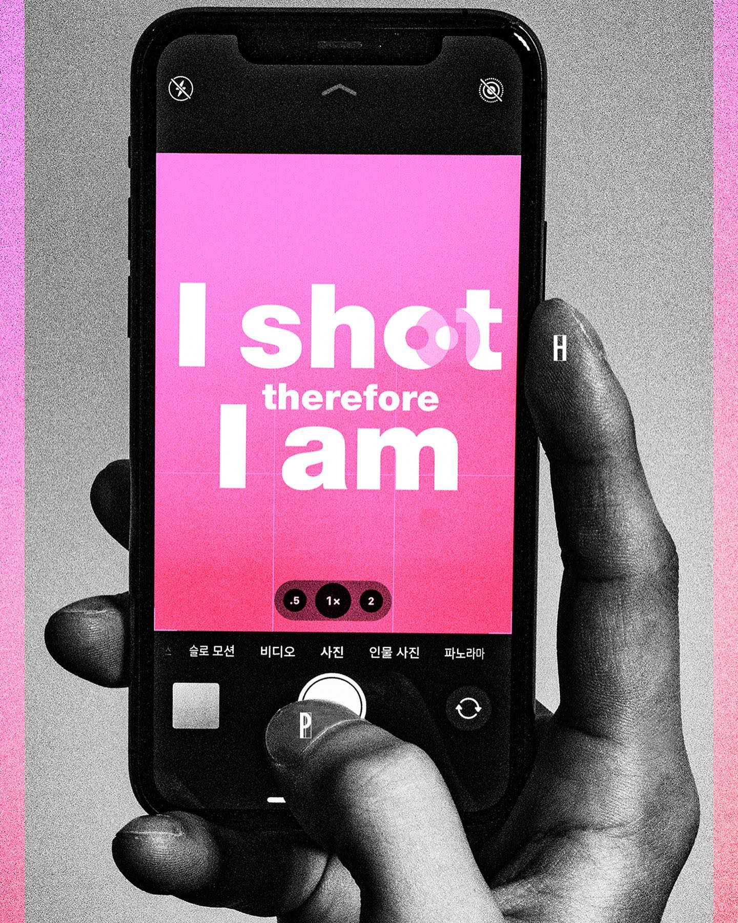 i shot therefor i am
.
현대사회인들의 필수품 스마트폰으로 찍고찍히는 행위, 네트워크 연결,접속,전달 으로 존재를 증명하며 그것을 경험하며 깨닫게 하주는 전시.
작가의 의도를 알기전이라면 이게무슨 전시회? 라고 생각할 수 있지만 직접 참여 후 전달받은 전시기획의도를 보면서 이런식으로도 전시회를 할 수 있구나, 전시의 다양성에 대해 한번 더 감탄할 수 있는 기회가 될 수 있지 않을까 싶어요.
전시카페 식물관ph. 매번 갈때 마다 새로운 전시를 볼 수 있던 곳, 가볍게 즐길 수 있는 문화생활하기에 좋아서 친구들과도 연인과도 가족들과도 가기 좋아요👍
.
#식물관ph #전시카페 #기획전시 #ishotthereforiam #데이트코스 #데이트추천 #reviewer