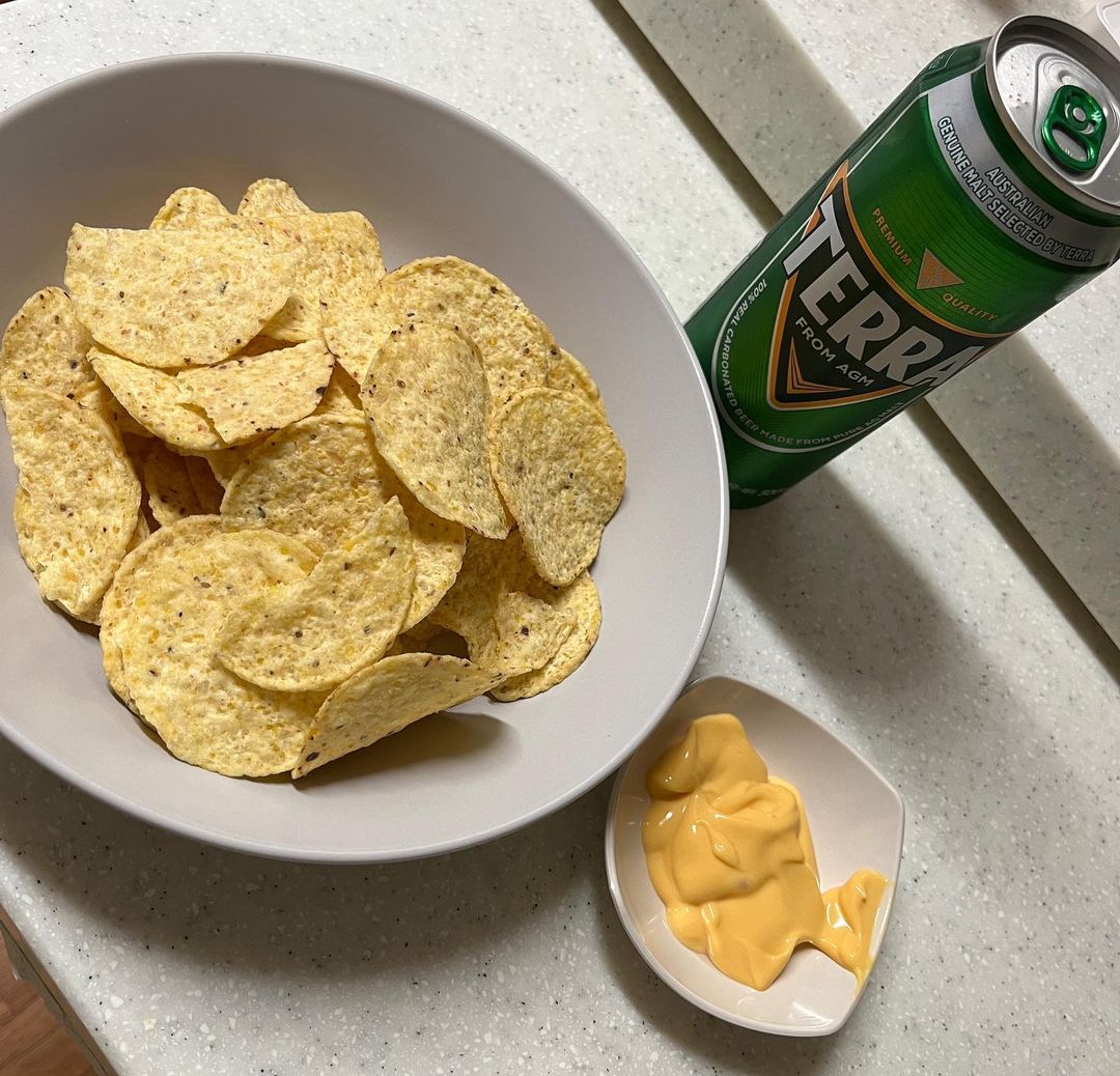 다감이의 하루🤍 on Instagram: “🍺 육퇴 후 한잔 캬 얼매나 시원하게요~ 요즘 리코스 나쵸 구하기 왜케 힘들죠?😭 나쵸치즈는 파는데 왜 나쵸는 없는걸까요... 치즈 먼저 사두고 한달만에 나