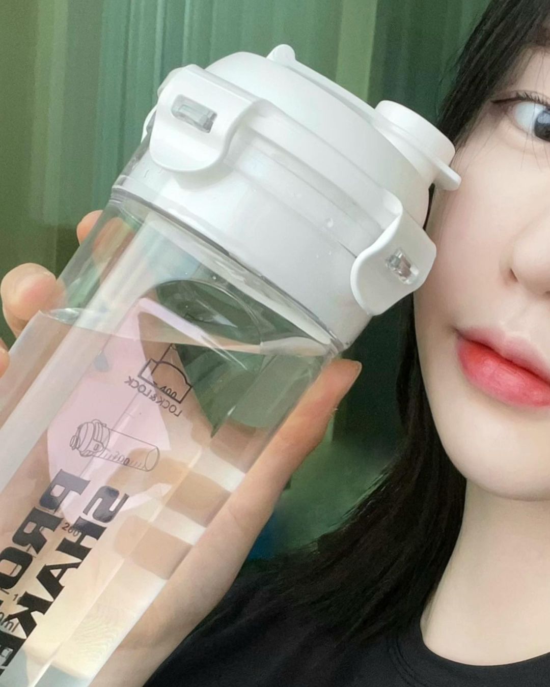 김현수 on Instagram: “#협찬 나 맨날 런닝 갈 때마다 편의점 들려서 물 사갔는데 이제 그럴 필요 없지롱 (❛ ڡ ❛) 원터치라서 열고 닫기 편하고,, 안에 전용 믹서기도 있어서 분말 블렌