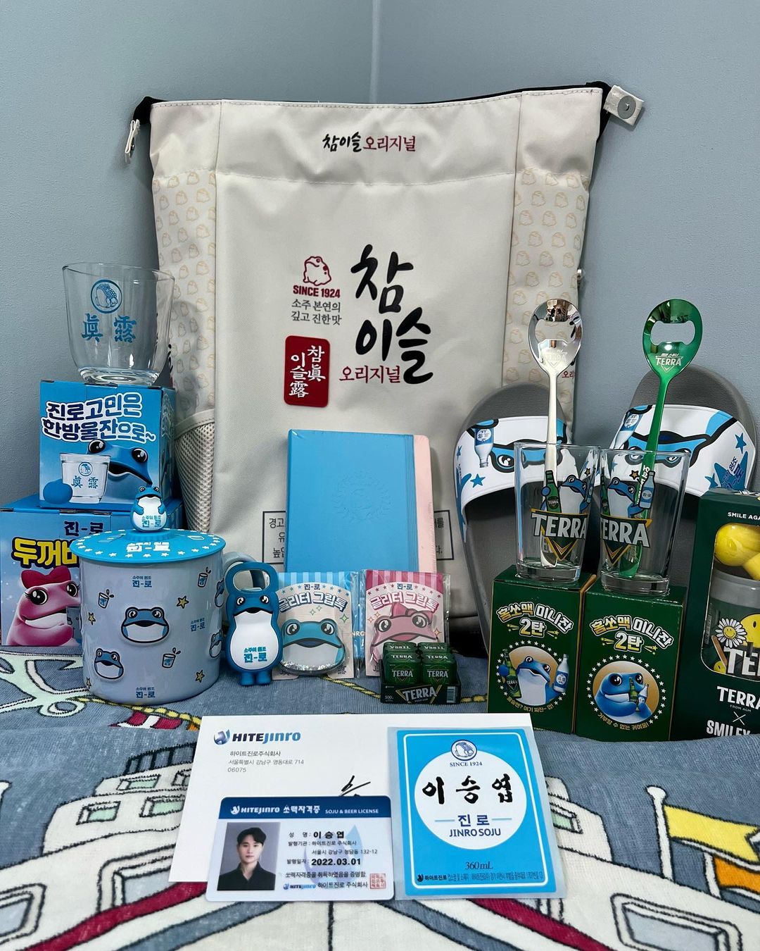 이승엽 Lee Seung Yeop 李昇燁 on Instagram: “💙하이트진로 서포터즈 웰컴 패키지💙 하이트진로 서포터즈 ‘HIFIVE4기’로 활동 하게 되면서 팀별 대면식날 귀여운 선물을 받았어요!! ✅참이슬 백