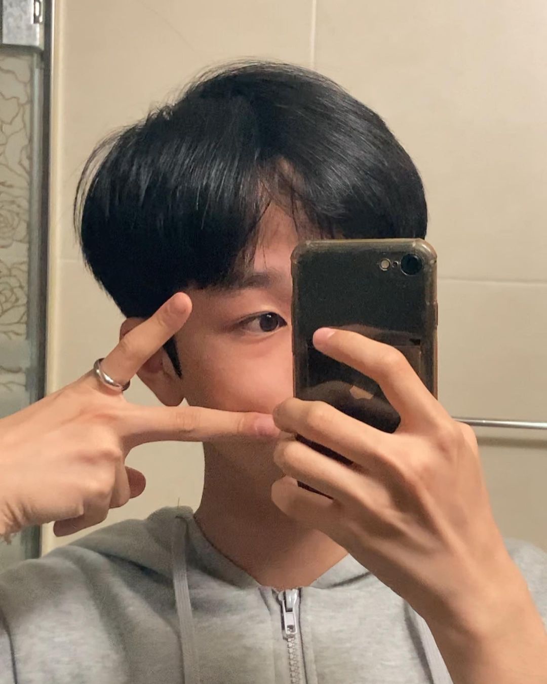 ✌️ on Instagram: “@daily_unique 에서 보내주신 제품입니다! 반지도 너무 이쁘고 심플하게 코디할수있다는 점과 각인이 너무 귀여워서 좋았어요! 그리고 유기동물에게 후원할수 있다는게 정말