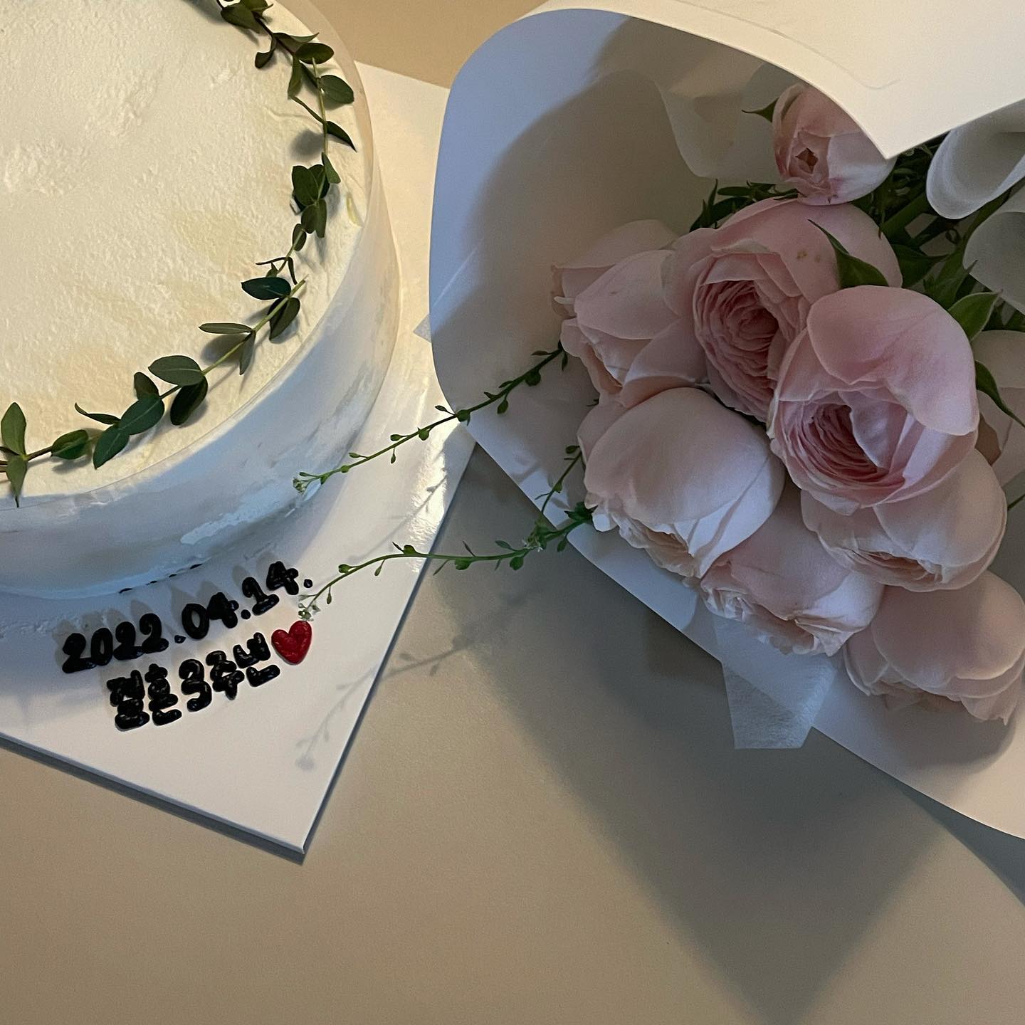 우리 3주년 👰🏻‍♀️🤵🏻‍♂️
꽃다발에 케이크까지 미리 주문해둔 고마운 남편 
서프라이즈 대성공 💓