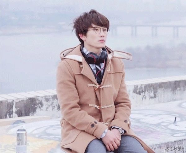 킬미힐미

돌연 변이가 아니야. 너만 그런 게 아니라고
누구나 마음 속에 여러 사람이 살아
죽고 싶은 나와 살고 싶은 내가 있어
포기 하고 싶은 나와 지푸라기라도 잡고 싶은 내가
매일매일 싸우면서 살아간다고
넌 싸워볼 용기조차 없는거 잖아