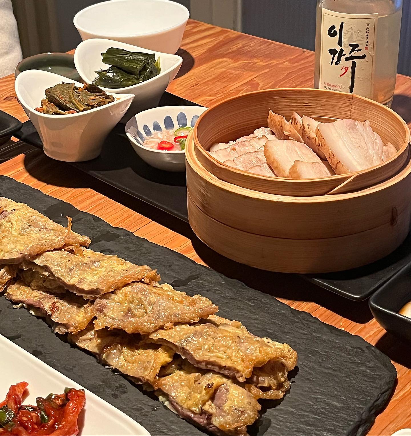 🍽 난지당 (양재) 

▫️분위기 ★ ★ ★ ★ 
▫️음식 ★ ★ ★ ★ 
▫️재방문 ★ ★ ★ ★ 

지난 주말 다녀 온 한식주점 “난지당”이예요 〰 친구네 부부와 커플끼리 처음 만나는 자리라 이왕이면 프라이빗한 룸이 있는 공간을 찾다가 이 곳을 선택했어요. 하지만 이 날 날씨때문에, 룸이 좀 더웠는데, 에어컨 작동이 안되었던 것이 아쉬웠네요. 

저희는 2차도 갈 예정이라 3인 메뉴세트로 간단히 주문했어요. 여기 세트 메뉴 구성들이 참 좋더라구요. 

✔️ 퇴근길, 부담없는 술상 (69.0) 

- 부산어묵 스지전골 
- 오향보쌈과 들삿감김치 
- 부채살 육전 
- 이강주 19도 375ml 

가격대비 엄청 좋은 구성이죠. 게다가 전통주인 이강주까지 포함되어서 정말 맘에 들었어요. 

▫️어묵 스지 전골은 야들야들한 스지가 일품이었고, 

▫️보쌈은 달달한 보쌈김치가 아닌 갓김치에 곁들여 먹으니 색다르고 오히려 더 깔끔하게 맛있었어요. 

▫️ 그리고 역시,, 실망하지 않는 육전. 부채살 육전이라니 말 다했죠 ♥ 입에 넣는 순간 녹아서 사라지는 … 이것만 단품으로 나중에 꼭 주문해서 다시 먹어보고 싶네요. 

모든 안주들이 전통주인 이강주와 정말 잘 어울려서 맛있게 먹고 왔어요 👍🏻 

#탱자_난지당