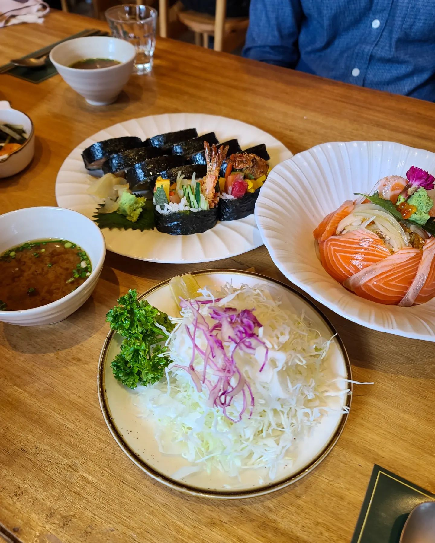 뚝섬역 분위기 좋고 다양한 요리를 맛볼 수 있는

✅️ 윤경

후토마키와 연어덮밥 메뉴 때문인지 을지로 '진작'이 가장 먼저 떠올랐다. (이전 피드중에 있음) 개인적으로 분위기는 여기가 더 좋은거 같다. 출퇴근하다 한번쯤 꼭 가봐야지라고 생각만 하다 드디어 방문❗️우드톤의 인테리어에 통유리창은 더 세련되어 보였는데 귀빈과의 약속 장소로도 좋아보였다. 세팅되는 수저도 고급지고 기분 업~ 😃

스마트패드 주문 시스템으로 자리에서 메뉴 탐색,주문,결제까지 한번에 가능하다. 스시선수 출신 쉐프분이 요리를해서 더 기대되는 ☺️ 후토마끼,안심돈까스,연어덮밥 이렇게 주문했다. 정갈한 플레이팅이 더 식감을 자극했다. 후토마끼는 한입에 먹기 좀 큰 크기지만 그래도 한입에 먹어줘야 제맛‼️ ygdining.33table

📮 주소 : 서울 성수동1가 656-1683
⏰️ 이용시간 : 월~일 11:30 ~ 21:30 
(15:00 - 17:00 브레이크타임 / 21:00 라스트오더)
☎️ 전화번호 : 0507-1345-3324

📢 꿀Tip
주차는 매장 앞 실외기쪽 지정주차라인 1대만 가능. 웨이팅 싫어하는 분들은 네이버예약을 추천. 맛있게 먹고 바로 옆에 블루보틀에서 커피로 마무리하면 좋다.

🍽 후토마끼 29,000원 / 안심돈까스 16,000원 / 숙성 연어덮밥 16,000원

#윤경성수동 #후토마끼 #안심돈까스 #연어덮밥 #연어덮밥맛집 #성수핫플레이스 #뚝섬핫플레이스 #성수데이트장소 #뚝섬역데이트코스