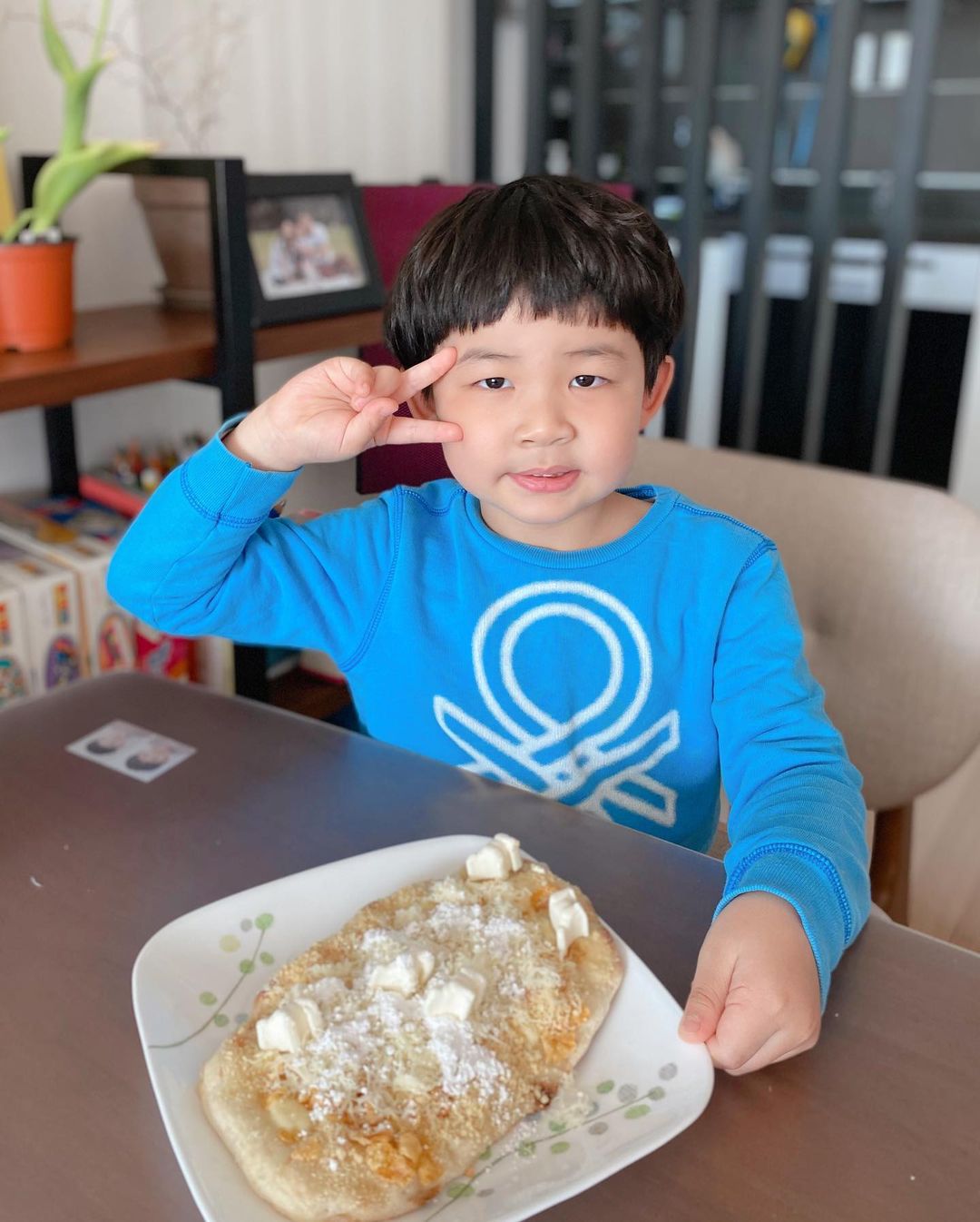 책육아 • 엄마표영어 • 홈스쿨링 on Instagram: “#제품제공 #피자밀키트 아빠와 함께했던 베이킹을 또 하고싶다고하길래 짜잔! 피자 밀키트를 준비했어요🤗 요건 모양은 피자지만 맛은 “