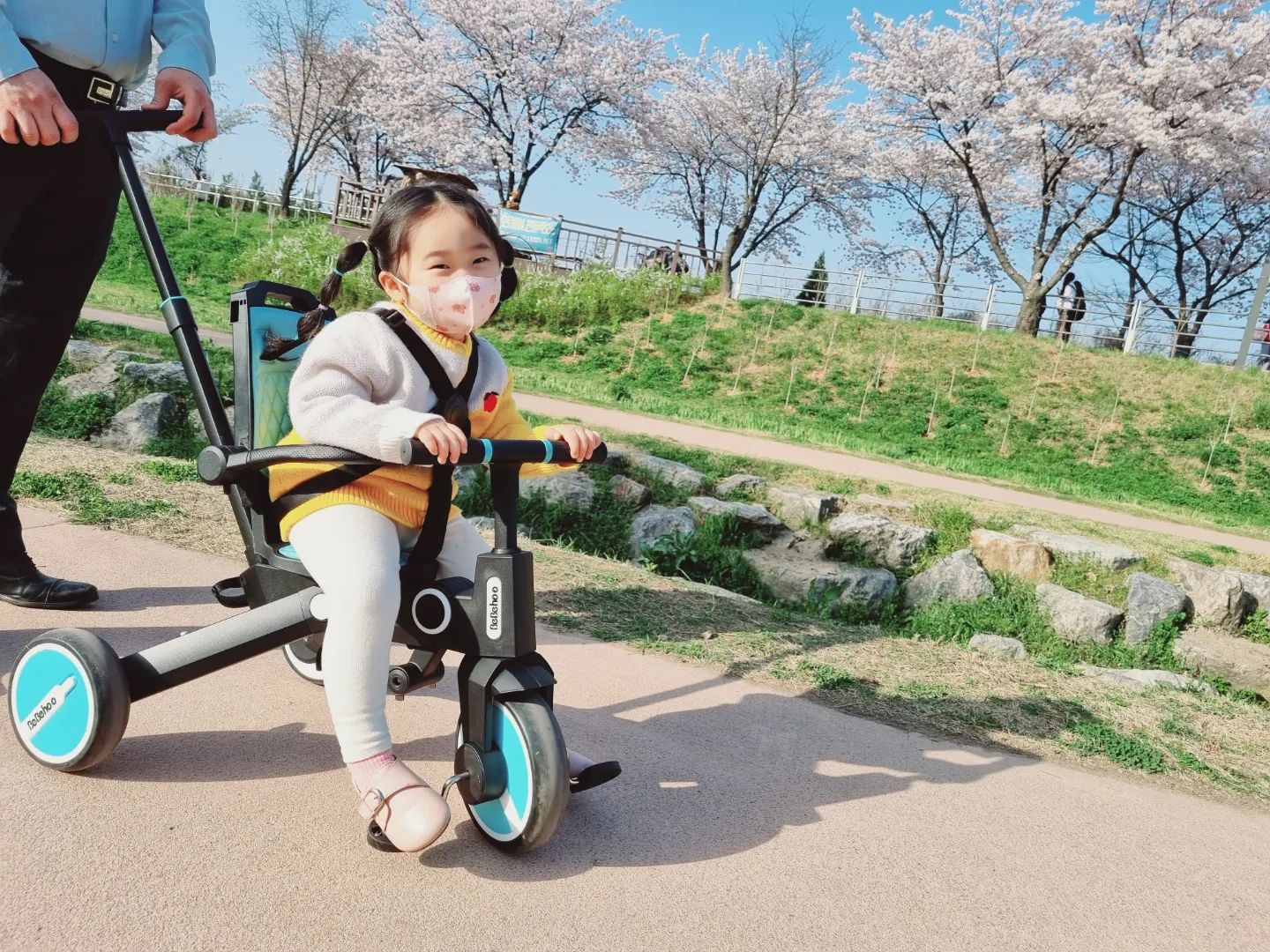 #제품협찬 
.
💛키즈앤파파 베베후💛
아이성장에 맞춘 7단변신 유모차자전거 타고
봄꽃 구경 마음껏 했어요😍
.
6.9kg 초경량에 콤팩트한 사이즈라
기내반입은 물론 트렁크에도 쏙! 들어가니
외출할 때부터 콧노래가 흥얼흥얼!
.
안전한 5점식 벨트에 크고 두꺼운 바퀴,
클러치 기능 장착한 페달과 아이용 핸들
덕분에 울퉁불퉁한 아스팔트 길부터
흙길, 잔디밭까지
어디든 편하게 다닐 수 있어요!
.
18개월부터 6살까지 사용이 가능하니
활용도갑 유아세발자전거를 찾으신다면
키즈앤파파 베베후 유모차자전거 픽픽!💛
.
#유모차자전거 #유아세발자전거 #아기세발자전거 #기내반입유모차 #유아자전거 #아기자전거 #유아트라이크 #트라이크 #키즈앤파파 #베베후