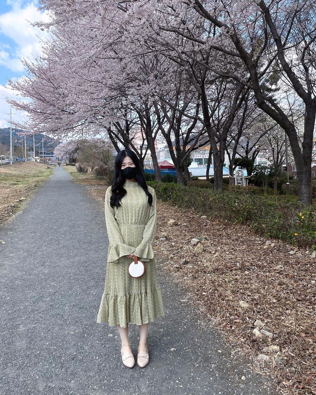 김지성 on Instagram: “#협찬 #광고 #제품제공 발 편하고 예쁘기까지 한 분홍 코끼리🌷 엘리트 꼬임 로퍼 슈즈 완전 데일리 슈즈 봄/가을 추천 템 깔끔한 디자인에 어디에 코디해도 참 잘 어울
