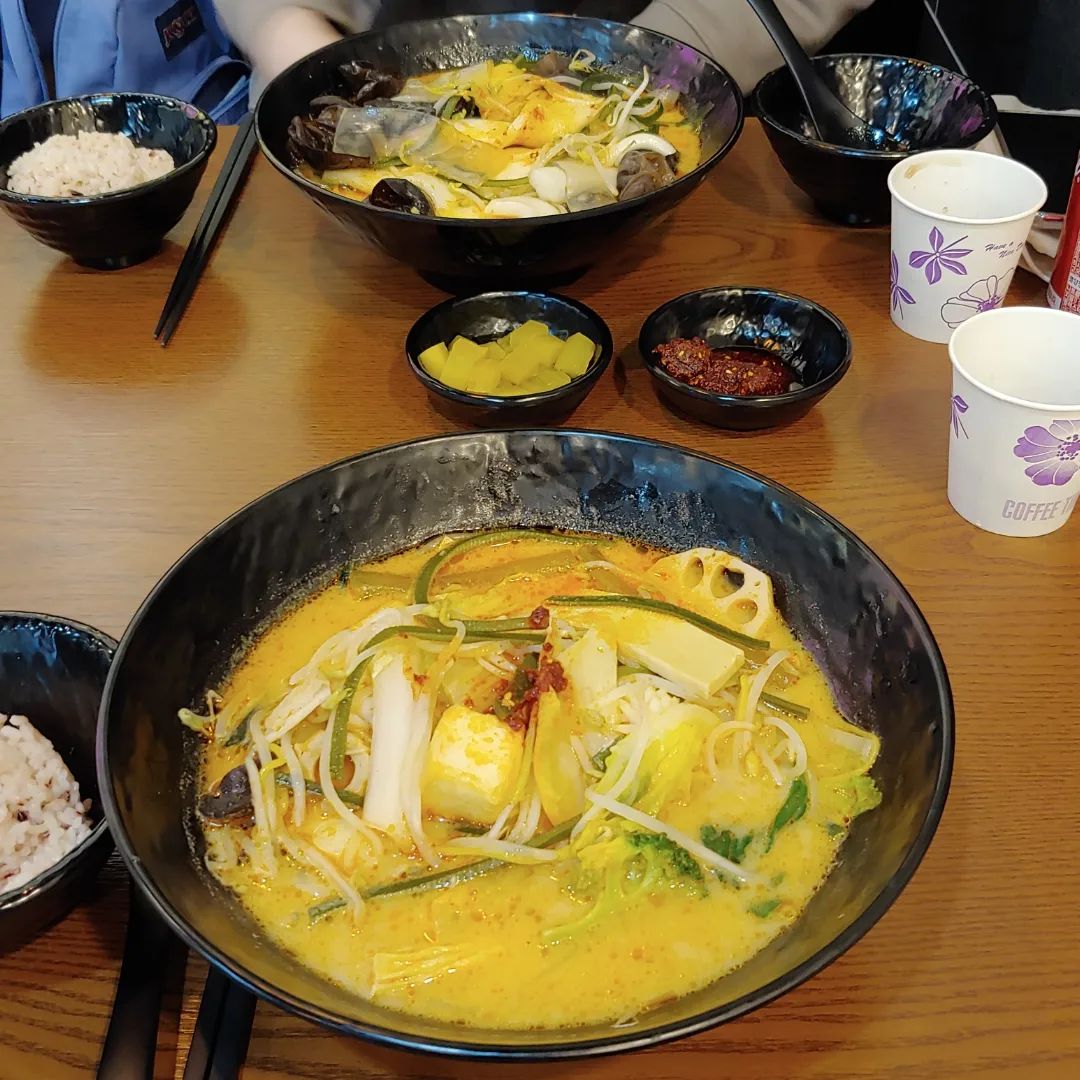 #협찬 #마로따마라탕상록수점
상록수역 근처 국민은행 옆 건물 2층에 찐 맛있는 마라탕집이 있어요😀
먹고 싶은 걸 골라서 먹을 수있고 1단계가 먹기 딱입니다😊
땅콩 소스를 빼고 먹을 수도 있고요
2,000원 미니전도 고소하고 맛있어요
★공깃밥은 무료★
매장도 깔끔하고 직원분도 친절해요😄

마라 맛을 제대로 즐길 수있는 곳이라 추천하고 싶어요👍
잔짜 맛있어요💯 

#안산마로따마라탕#상록수역맛집#상록수역마라탕#상록수역마라샹궈#상록수역모임#상록수역중국집#상록수역중식#상록수역데이트#안산맛집추천#안산마라탕맛집#안산마라탕#마라탕맛집#마라샹궈맛집