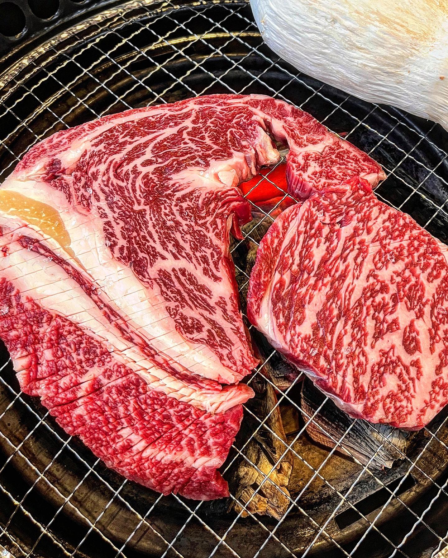 <선바위한우갈비 울산>
여기 한우 마블링 좀 보세요!!🥩
울산 범서에서 한우 제일 맛있는곳!
원하는 부위는 즉석에서 원하는 양을 썰어주시고 깔끔한 내부로 점심 식사나 저녁 외식으로 찾는 손님들이 많아요!
넓고 강변뷰까지 부모님 모시고 가도 항상 만족스러운 식사할 수 있는 이곳! 벌써 5번 이상 방문했답니다ㅎㅎ
갈비살, 등심을 추천드려요! 된장찌개에 밥은 필수!😊

📍울산 울주군 범서읍 구영앞길 140
⏰매일 10:00 - 22:00

#먹스타그램 #먹팔해요 #먹팔 #나랑_울산 #울산범서맛집 #울산구영리맛집 #울산천상맛집 #구영리맛집 #천상맛집 #울산맛집 #울산한우 #울산한우맛집 #울산술집