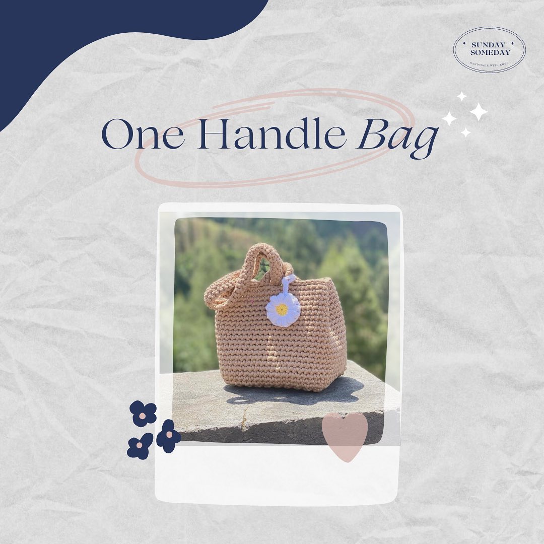 Hi loves ✨ New product here! 

This one handlebag is made from t-shirt yarn, perfect to fit in more items!❤️

Don’t hesitate to contact us through DM for questions!🤗

Price: 175k
Additional charm: +15k
