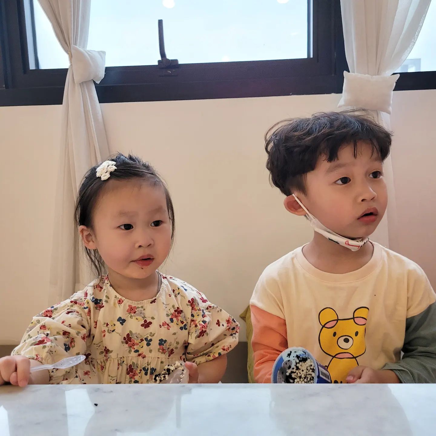 -
어버이날 헬로밀가루 ☺️
이거슨 어버이날인가 어린이날인가 싶지만
둘이 예쁘게 노는 모습 보면 웃음이 나오니
매일매일이 효도하는 어버이날인걸로
(하도록 해보자) 💓
.
.
.
#주말일상