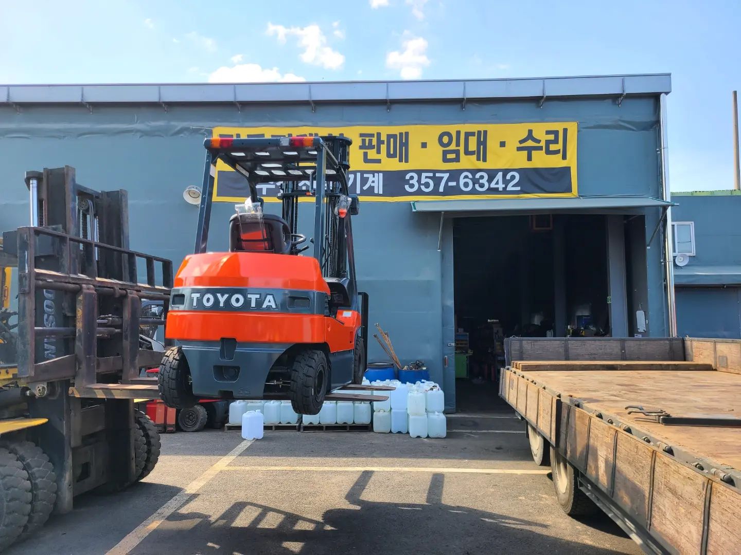 🏷 오늘의 전동지게차 판매납품

📍 제조사 : 도요타 ( TOYOTA )
📍 마스트 : 2단 4M
📍 최대적재 : 2500kg
📍 옵  션 : 사이드시프트

📍 제조사 : 스미토모 ( SUMITOMO )
📍 마스트 : 2단 3M
📍 최대적재 : 1000kg

➡️ 업종 : 제조업
➡️ 납품위치 : 경기도 안산시