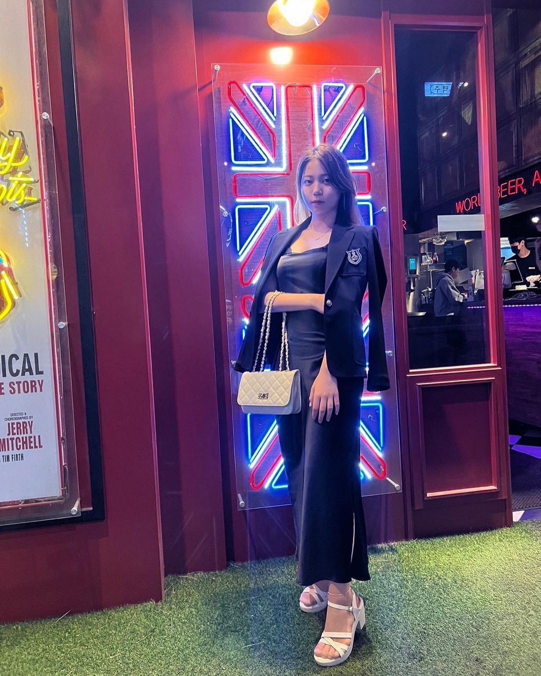 @uunuua on Instagram: “#광고 입장할 때부터 이국적인 느낌의 인테리어가 정말 예뻤어요✨ 밤되면서 분위기도 더 신나고 좋았어요! 음악도 내 취향이라서🥰 떡볶이랑 치킨 먹었는데 특히 치킨