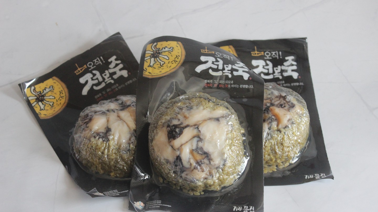 #협찬 
기장끝집 전복죽밀키트맛집

어떤한 첨가물없이 
오로지 전복만으로 맛을 내는
전복죽맛집이에요 

압력밥솥, 전기밥솥, 냄비로
간편한 조리가 가능한 #전복죽밀키트 

물1100ml 에 전복죽 1팩을 넣어서
끓여주는 냄비조리를 선택했어요
(전 2팩 2200ml를 넣었습니다 ^^)

약 15분 맛있게 끓였어요 

전복죽 1팩엔
전복1개가 슬라이스로 통채로 들어가있고
내장의 고소함과 푸짐한 양 약 1.5인분으로 
아이와 함께 먹기 좋은 양이에요

완도 활전복, 전복내장을 손질하여
당일 3000팩 한정발송하는
신선한 전복죽이랍니다 
당일재료손질, 당일조리, 당일발송이
원칙인 기장끝집

이제 집에서도 캠핑가서도
1팩1팩 편하게 
기장끝집 전복죽밀키트로 
맛있는 전복죽 먹어볼 수 있어요 ^^

아주아주 맛있는 전복죽
굳입니당! ^^

#전복죽 #전복죽밀키트 #기장끝집
#밀키트맛집 #전복죽맛집 #캠핑요리
#캠핑메뉴 #캠핑음식