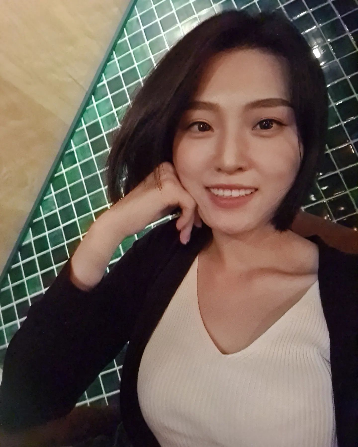 뭔가 나이들수록 셀피를 안찍게된다
늙어가는게 확연하게 느껴진달까
어플로도 보정이 안되는 나이가 되가는걸 느끼면서
온갖 음식사진과 풍경사진으로 채워지는 내 사진첩

마스크를 써야하는 코로나 시대라 안찍게되기도 하고.

그래서 올려보는 지난 셀피

한참 치치를 잃은 슬픔에 어거지로 웃어본 하루였지만
그래도 즐거워서 아픔의 순간을 잊을 수 있었던 날 좋은 날

지금은 플메가 코로나 걸려서
날이 좋아도 모두가 자가격리 해야해서
집에서만 따사로운 햇살을 느끼는 중🌞

사진은 현영이랑 오랜만에 만났던 지난날의 사진들

바다가 없는 광주에서 자란 촌뇬이라
하버만 가면 그렇게나 좋다

요샌 굴 철이라 그런지 해피아워로
반값에 굴을 먹을 수 있는 곳이 있어서
평소보다 많이 시켜 먹었다

그래도 개당 천오백원 이상이었던듯
드럽게 비싸지만 드럽게 맛있다
하지만 굴은 역시 한국이 최고다

마지막 사진은
각종 젤리와 톡톡 튀는 사탕이 함께 나온 칵테일
이빨썩는 맛이지만 맛있었다

아 나가고 싶다

#자가격리#일상#뉴질랜드#오클랜드#셀피#selfie#dailylog